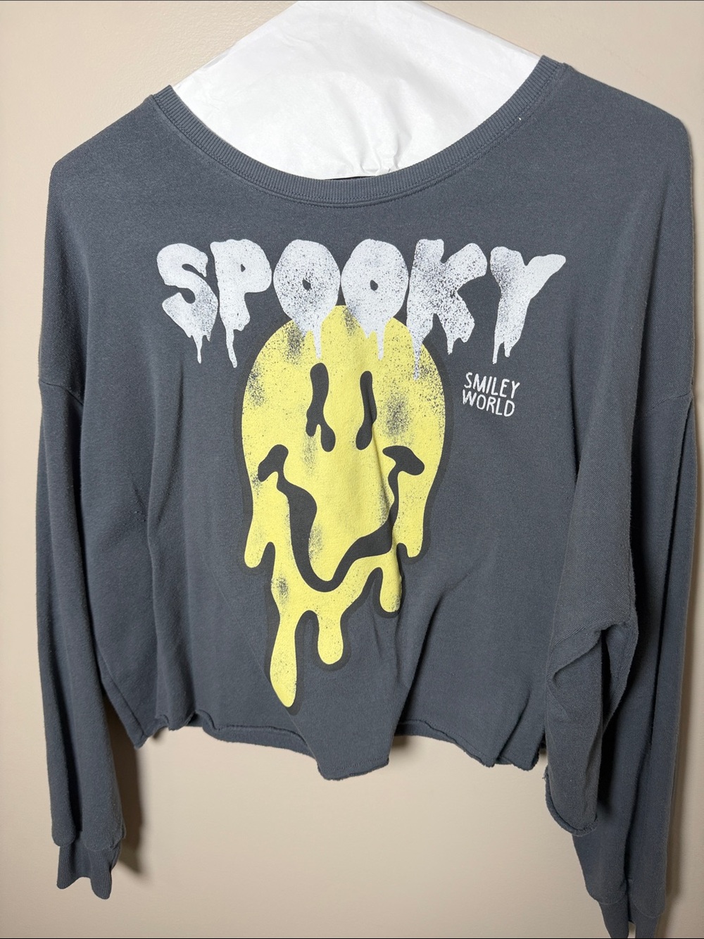 Spooky Smiley World Graphic Cropped Sweatshirt - Gray & Yellow